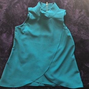 Collared zip neck sleeveless blouse with tulip hem